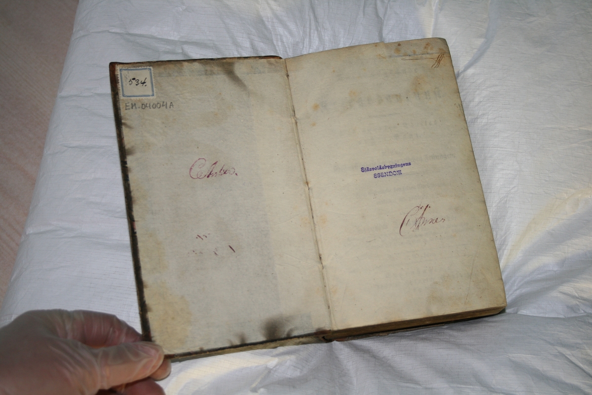 Innbundet. Skinn på rygg og hjørner. Gulldekor på rygg.
Første side øvre hjørne er klippet av, antagelig har det vært en signatur der (EM.04004A)
Første side mangler (EM.04004B)