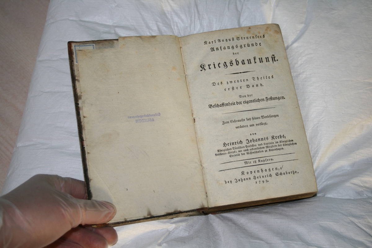 Innbundet. Skinn på rygg og hjørner. Gulldekor på rygg.
Første side øvre hjørne er klippet av, antagelig har det vært en signatur der (EM.04004A)
Første side mangler (EM.04004B)