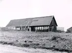 Österbergs lada från norr. Fredriksbergsvägen. Till höger syns yrkesskolan, invigd 25.1.1964. På samma plats ligger nu Fredriksbergsskolan, invigd 26.1.1968.