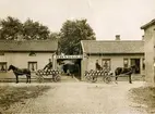 Entrén till Perssons bryggeri. Ett av stadens äldre svagdricksbryggerier. Rivet 1935. Till höger Karl Hellström. Till vänster Lundbeck.