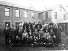 Axel G Lundgrens Trikåfabrik. Stående från vänster Bernhard Östling (Representant), Sven Qvist (Vävare), Gustaf Karlsson (Verkmästare), Emil Karlsson (Representant). Sittande från vänster Margit Sahlberg (Tillskärerska), Ingeborg Eriksson (Lagerbiträde), Axel G. Lundgren, Britta Karlsson (Varperska), Svea Borg (Tillskärerska).