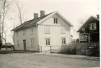 Det s. k. Uggleboet. Huset rivet 1970. Parkeringsplats för ICA-varuhuset.