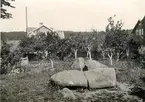 Hörnet av Scheelegatan - Torstenssongatan. Ängshögens södra gånggrift. Efter åverkan 1885 återlades de borttagna stenarncket av gravkullen fick borttagas att en meter skulle finnas kvar mellan högkanten och gångens yttersta häll. Man tog emellertid bort intill stenen.