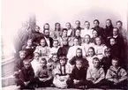 Skolor. Lärare och elever vid elementarskolan fr.o.m. höstterminen 1893 t.o.m. vårterminen 1896? Lärarinnor och lärare: Föreståndarinna Fröken Anna Köllerström, lärarinna i tyska och engelska m.m. fru Amelia von Mosczinsky, lärarinna i kristendom och läsning m.m., fröken Olga Svensson, lärare i historia m.m., först kandidat K.O. Mood, sedan pastor Stenberg, därefter badkamrern Vallinder, Mösseberg. Magister J.A. Fast, lärare i matematik, naturkunnighet och geografi i de högre klasserna samt kristendom i 1:a klassen. Elever: i VI klassen: Hildur Pettersson, Ester Holmblad, Märta Kilander, Elna Helander. IV klassen: Ingrid Kilander, Olga Forss, Hilma Ericson och Inez Hanson.