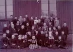 Folkskolan. Lärare J.A. Fasts skolklass år 1900. 1. Oskar Sahlkvist, Agnest. 2. Karl Nyberg, Hästhagen, 3. Gunnar Johansson, Blåsås, 4. Tekla Frid, Falköping, 5. Klara Hofman, Gunnestorp, 6. Anna Gustafs. (Stenh.) Mossen, Falköping, 7. Ruth Andersson, Falköping, 8. Sven Båth, Prästg. Falköping, 9. Gust. Hellström, Falköping, 10. Olof Haglund, Falköping, 11. Gertrud Bengtsson, Falköping, 12. Ivar Svensson, Gasv. Falköping, 13. Emil Hedbom, Forsens, Falköping, 14. Hildur Eriksson, Banv. Sköttning, 15. Emma Jofur, Falköping, 16. Hanna Gustafsson, Falköping, 17. Anna Olsson, Falköping, 18. Arvid Holm, Banv. Sköttning, 19. Karl Cederholm, Annedal, Falköping, 20. Oskar Linnman, Falköping, 21. J.A. Fast, Lärare, Falköping, 22. Anna Holm, Gärdesgat. Falköping, 23. Märta Sand, Storg. Falköping, 24. Hilma Syrén, Bestorp, 25. Anna Karlsson, Öfr. Gärdesg. Falköping, 26. Yngve Hasselberg, Sikag., 27. Ferdin Larsson, Öfr. Gärdesg. Falköping, 28. Oskar Melén, Nygat. Falköping, 29. Edit Andersson, Ledsg. Bestorp, 30. Judith