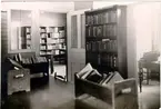 Folkskolan. Vid Vesterbergsgatan låg Gamla slöjdskolan. Den var byggd 1905.  Inom denna byggnad var stadsbiblioteket inrymt. Den revs 1948 för att ge plats åt Nya Folkskolans byggnad 3.