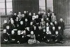 Folkskolan. 2:a klassen, vt. 1900 av en resande fotograf. Utvid norra gaveln.