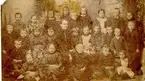 Folkskolan. Skolklass från 1891. Översta raden: Robert Lundahl, Ruth Arvidsson, Sve Konradsson, tre okända, Nanny Konradsson, okänd, Johan Sahn. Andra raden: Sander Gustafsson, Martin Andersson, Anna Kvicklund, Agnes Johansson, tre okända, Wilhelm Sahn, Arvid Palmkvist och Ernst Arvidsson. Tredje eller nedersta raden: Oskar Arvidsson, Hilma Karlsson, Anna Bergkvist, Anni Johansson senare gift med domprost Rydberg i Skara,okänd, Mårten Tyrberg, Elin Vahlström.