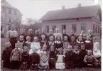 Folkskolan. Lärarinnan Emma Larssons skolklass 1911-1912 utanför Rantens småskola, nuv. ABF:s lokal, S:t Olofsgatan 50. Översta raden fr.v. 1. Knut Rudh, 2. Allan Lind (Erik Pettersson),3. Knut Hedström, 4. Erik Palmén (Herbert Pallman), 5. Allan Setterberg (Allan Lind), 6. Martin Karlsson 7. Gösta Alexandersson, 8. Karl Ahlin, 9. Sven Johansson, 10. Gillis Borg. Mellersta raden: 1. Tyra Gustafsson, gift Lindgren, 2. Mary Evertz, 3. Hanna Karlsson - syster till Martin Karlsson, 4. Greta Sandström, 5. Berta Nylén, gift med Erik Nygren, 6. Vega Karlsson, 7. Greta Finn, 8, Ingeborg Käck, 9. Effy Setterberg, gift med John Liedholm, 10. Elsy Malmberg, 11. Gunhild Svensson, gift Andersson. Nedre raden: 1. Sven Alfridsson - typograf i Skövde, 2. Jonas Johansson, 3. Elin Karlsson, 4. Knut Boman, 5. Stina Hallén, 6. Ingrid Rönngren, 7. Ragnhild Jonson, gift Bergsten, 8. Frank Leijon, 9. Henrik Gustafsson, 10. Erik Henriksson, 11. Tage Roslund. Gåva fr. Emma Larsson, Falköping 1954. Namnuppgifter efter anteckningar. In