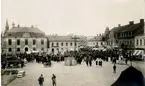 Stora torget. Ungsvenska dagen i Falköping den 5 april 1929. Uppmarschen på Stora torget med Rådhuset i fonden.