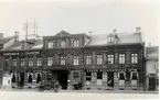 Stora torget. I Hallénska  huset har både Sparbanken och Telegrafen varit inrymda. Grunden till Hallénska lades 1878. Obs. bilen framför byggnaden.