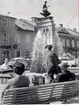 Stora torget. Fontänen. Ivar Tengboms brunn, krönt av Ansgar Almquists skulptur Venus i snäckan. Den avtäcktes 29 augusti 1931 och bekostades av Maltdrycksbolaget Falonia. Kallas därför Malta-Johanna.