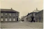 Stora torget. Stadens torg 1902. Stora torget 19 (A. Johansson & Co. Storgatan 18) Obs. kullerstensbeläggningen. Stora torget stensattes under åren 1837-1841.