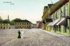 Stora torget. Stadens torg omkring sekelskiftet 1900. Obs. kullerstensbeläggningen.