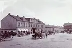 Stora torget. Omkring 1890. De gamla basarbodarna synes till vänster.