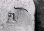 S:t Olofs kyrka. Restaureringen 1958-1961. Koret. Den romanska ytterportens igenmurning, överdelen, sedd inifrån innan flisorna i ljusgluggen borttagits. Den gamla putsen ännu ej behandlad.