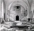S:t Olofs kyrka. Restaureringen 1958-1961. Långhuset. Foto mot väster sedan hela orgelläktaren borttagits. Stenfyllningen under bänkkvarteren bortförd.