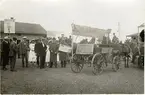 Barnens dags-karneval i Falköping lörd. den 26 & sönd. den 27 augusti 1916. Tåget samlas på folkskolans gård. Kusken är adv. Hultén.