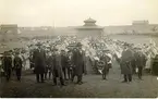 Skolbarnens festdag, Barnens dag den 1/9 1911. Samling å nya folkskolans gård till skolbarnens flaggtåg vid den största Barnens dag som varit här. Hallenius och Malmström hade hand om flaggtåget och barnens uppträdande vid festen. Veterinär Kylén var vid samma tillfälle 