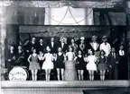 Singing Players Teatersällskap. Nyårsrevyn Leve. Överst fr.v. 1. Gösta Alexandersson, 2. Lasse Hallden, 3. Gustav Forsell, 4. Nisse Granberg, 5. Maja Jakobsson,  6. Halvdan Andersson, 7. Erik Kjellman, 8. Gösta Fransson, 9. Harald Blomén, 10. Johannes Andersson, 11. Doris Hjalmar, 12. Astrid Johfur, 13. Gunborg Adamsson, 14. Annie Brissman, 15. Erna Ström, 16. Asta Selander, 17. Doris Granberg, 18. Sven Svensson, 19. Arne Brissman.