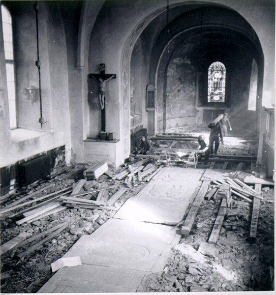 S:t Olofs kyrka. Undersökningen 1950-62. Interiör från kyrkan under renoveringen. Gravhällar återfunna under golvet i långhuset, och konstruktionsdetaljer.