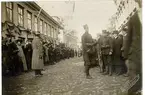 Från fältmanövern år 1912. Järnvägsgatan /Rant.-vägen/ med stadshotellet - förut Jouvins hotell till vänster, under manövern 1912. Mannen mot den första flaggstången i gatan är bokhållaren Otto Rehn på bryggeriet Victoria.