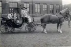 Kulturhistoriska festtåget och festspelen i Falköping den 5 augusti 1934. Greve och grevinna med kusk och betjänt, samtliga i dräkter från senare hälften av 1700-talet. (Rokokodräkter).