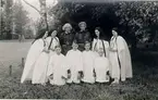 Kulturhistoriska festtåget och festspelen i Falköping den 5 augusti 1934. Klostergrupp, bestående av munkar, nunnor och korgossar. Priorn bär krucifix, den andra munken en vigvattenskål samt nunnorna radband. Korgossarna bär rökelsekar samt vaxljus.