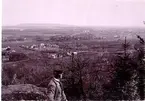 Utsikt från Mösseberg. Foto 1895. 1. Fredriksberg, 2. Agnestad, 3. Vilhelmsberg (kallades ofta Fläskås), 4. Lasarettet, 5. S:t Olofs kyrka, 6. Vilhelmsro, 7. Rantens Snickerifabrik, 8. Rantens gård, 9. Rantens hotell, 10. Järnvägsstationen, 11. Engnells kafé, 12. Lidgatan 1,13. Winroths Åkeri och vedaffär, nuvarande Postkontor, Falköping 2, 14. Villa i Mössebergsparken, 15. Villagatan 24, 16. Eriksbergs Herrgård, 17. Lejonkullen, numera nedrivet i hörnet Scheelegatan/Danska vägen, 18. med all sannolikhet Redaktör Erik P Vrangs.