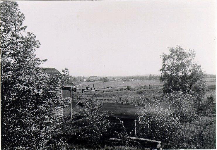 Från kullarna bakom Karlsro vid Rantens snickerifabrik med utsikt över Göteborgs- och Jönköpingsspåren.