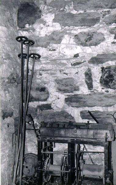 S:t Olofs kyrka. De gamla tornursverken i övre tornkammaren i St Olofs kyrka. Fotograferat före transporten till Falbygdens museum juni 1964.