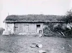 Gammal stuga med ladugård. Sjukvårdskorpral Dahls stuga under Stora Halla.