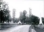 Kungslena kyrka och minnesstenen över slaget vid Lena.