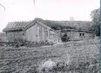 Gumman Mellbins stuga. Vinkelladugård och stuga sammanbyggda. 