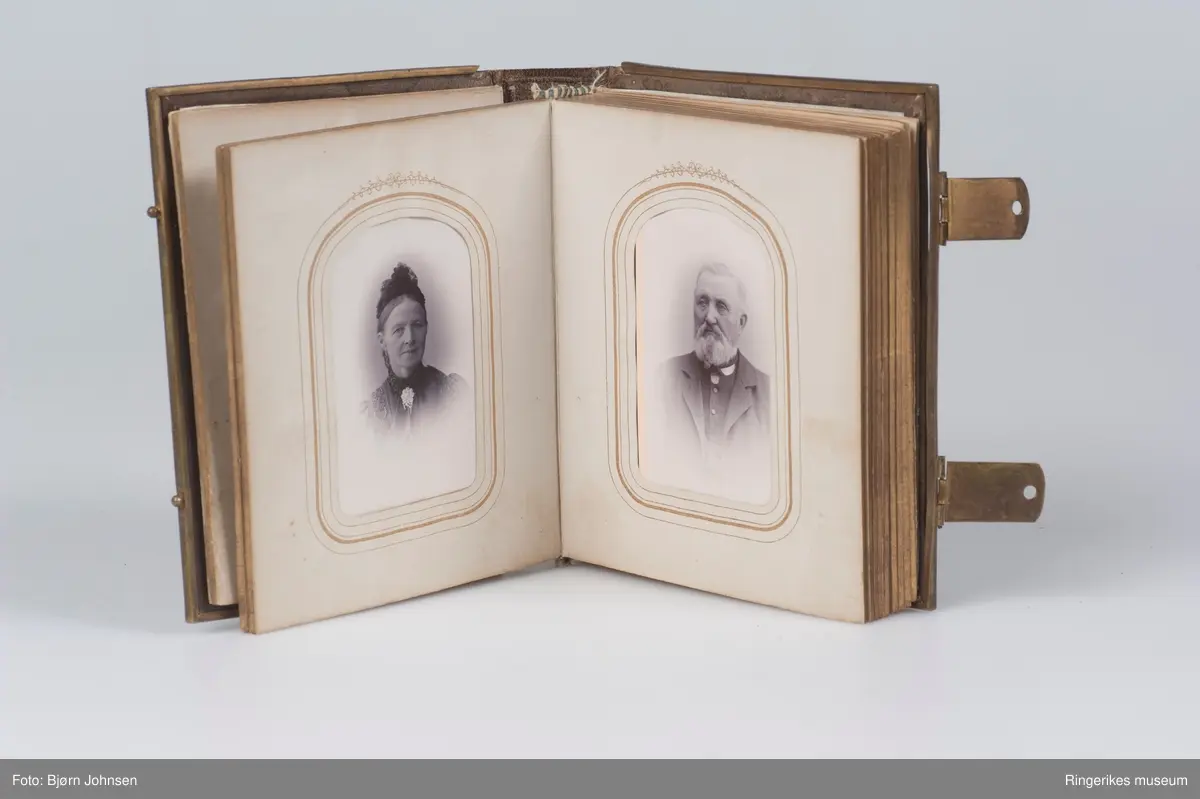 Reliffmønster på begge permer, parallellogram med fire sirkler i ytterkant.