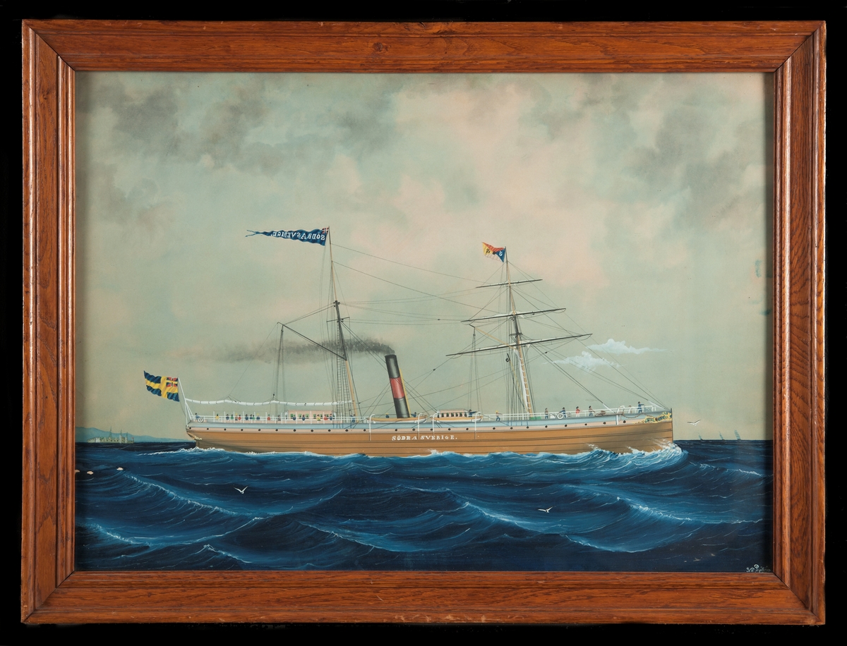 Ångaren "Södra Sverige" till sjöss visande styrbords sida. Ljusbrunt skrov med namn midskepps, samt svart skorsten med rött band. Tre rår på fockmasten.