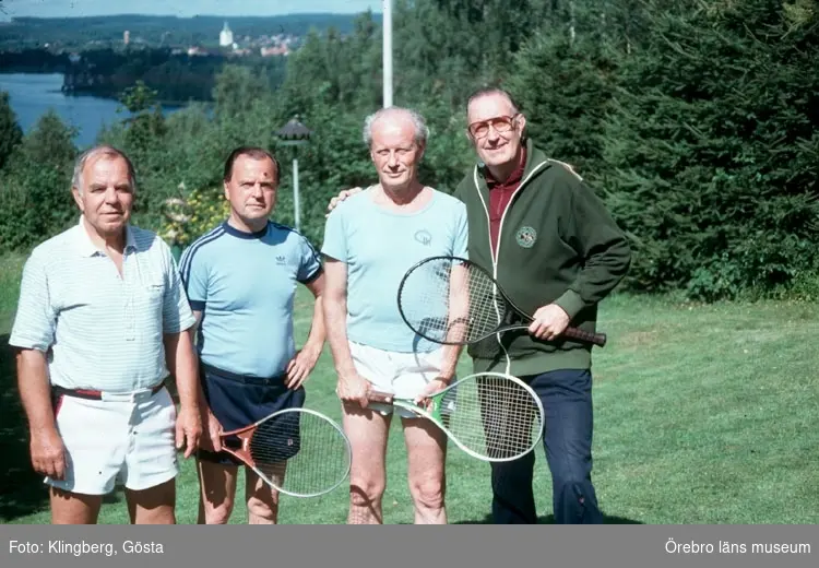 Från vänster: G. Gunnarsson, G.A Eklund, Hedenborg och Gösta Klingberg. 
Fotot är troligen taget vid Gösta Klingbergs sommarstuga vid Norasjöns östra sida.