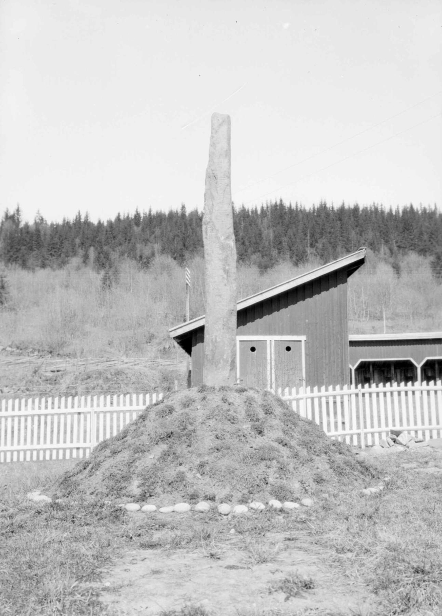 Runestein ved Fåberg kirkegård.