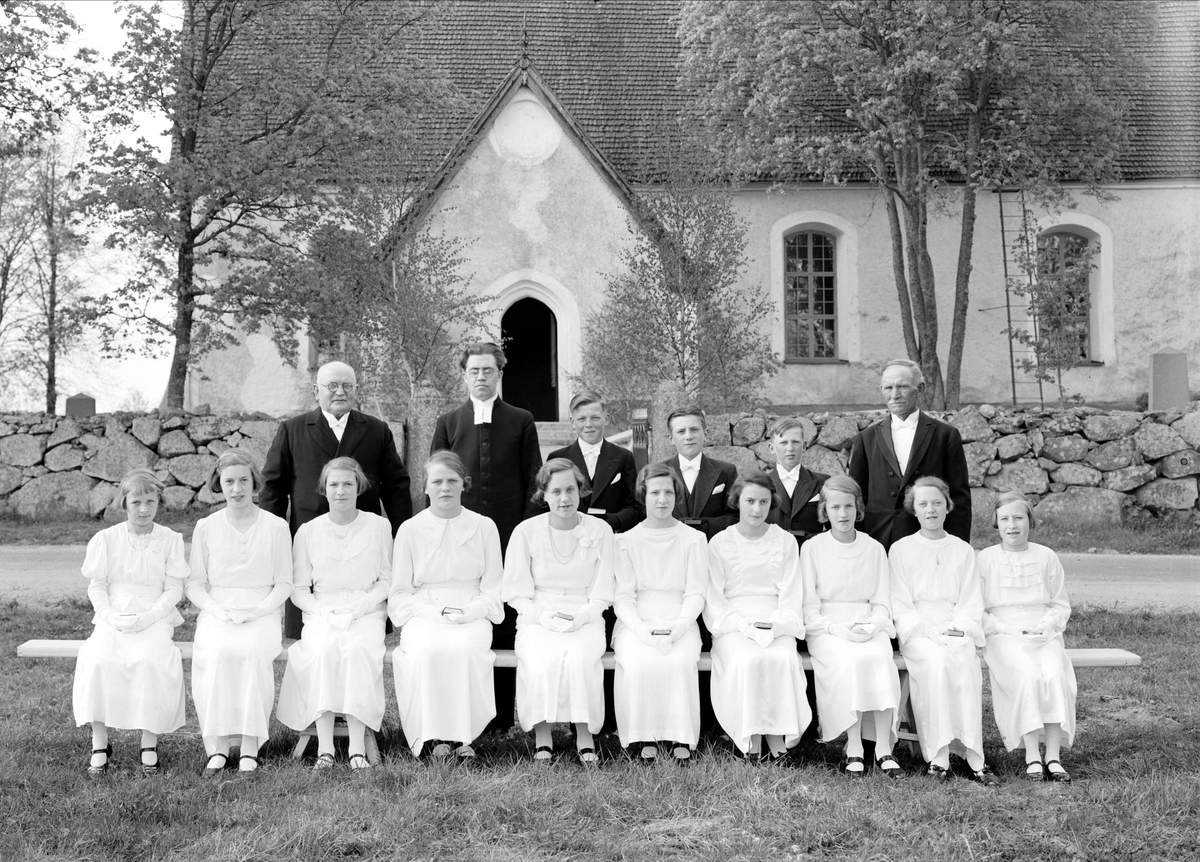 Konfirmander utanför Viksta kyrka, Uppland 1937