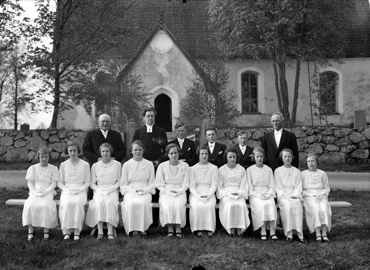 Konfirmander utanför Viksta kyrka, Uppland 1937