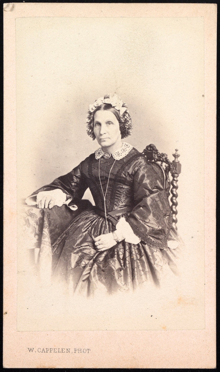 Portrett av fru Julie Elise Larpent.