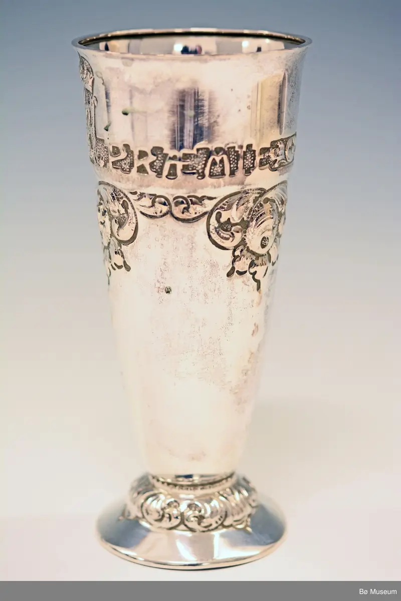 Sølvpokal - Kongepokal, fra Landsrennet i Morgedal i 1928. Med innskrift:
"H. M. Kongens (H7) Præmie"
Vunnet av Hans Kleppen, Bø.