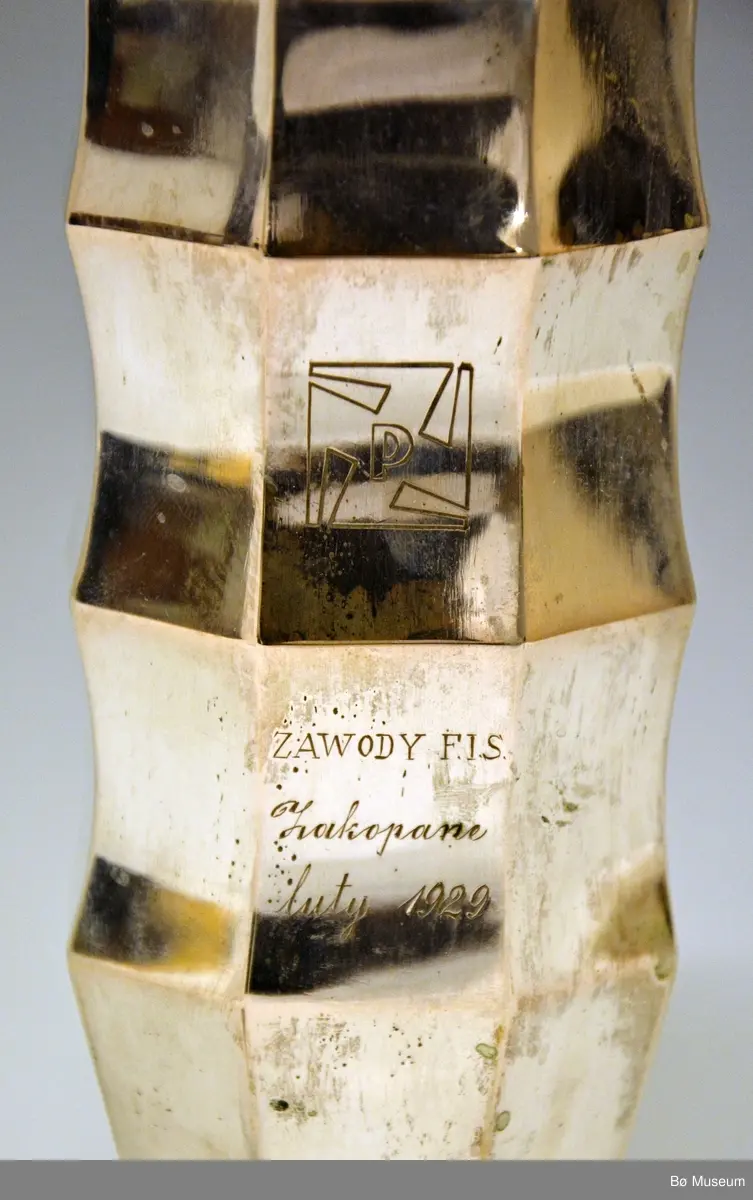 Sølvpokal (= bronsepremie) fra VM i Zakopane, Polen, med innskrift:
"ZAWODY FIS - Zakopane - luty 1929" (VM)
Bak: "Nagroda miasta Zakopane - Skoki III"
Vunnet av Hans Kleppen, Bø.