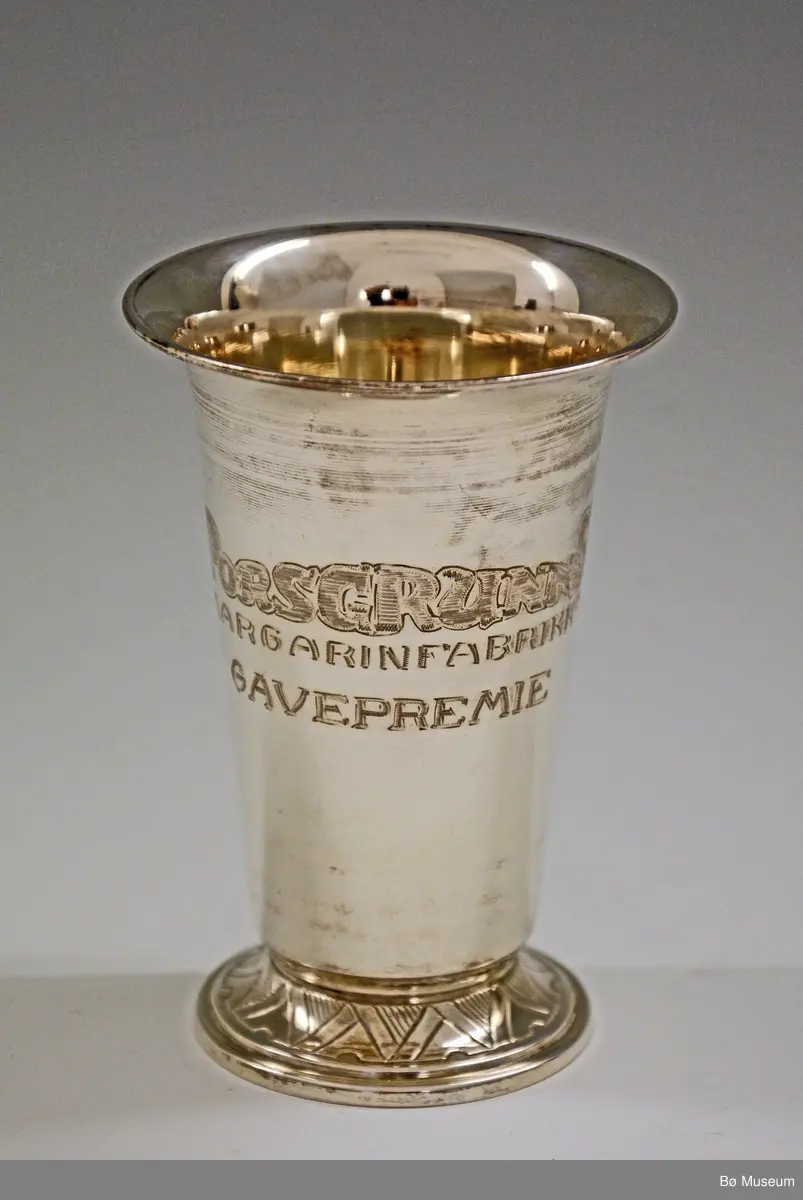 Sølvpokal med innskriften:
"Porsgrunns Margarinfabrikk A/S - GAVEPREMIE"
Stempel (under): 830 S K