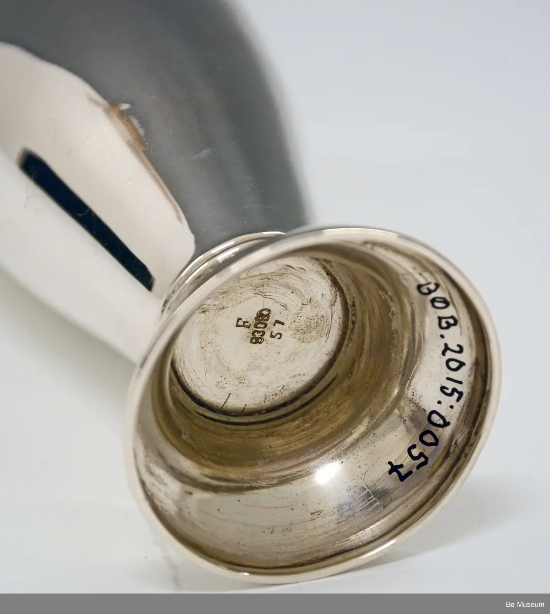 Sølvpokal uten innskrift.
Stempel: 830 S (merke: F)