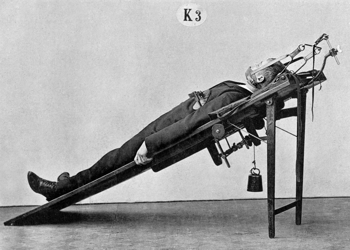 Något från greve Draculas tortyrkammare? Nej, bara en apparat för bröstkorgsvridning.

English:
Is this something from Count Dracula’s torture chamber? No, it’s just a device for realigning your ribcage.