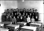 Almby Östra skola, klassrumsinteriör, 28 skolbarn med lärare Bengt Brodin.
Klass 6Be, sal 2.