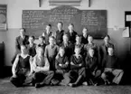 Olaus Petriskolan, klassrumsinteriör, 17 pojkar med lärare Stig Rungner. Klass 6B.
Erik Andersson, Nils Andersson, Bertil Eriksson, Esse Eriksson, Henry Edin, Arne Hallkvist, Gösta Hjelm, Torsten Jansson, Erik Jernberg, Göte Johansson, Karl Lundh, Max Lindqvist, Alf Kjellin, Sture Kirchhoff, Rolf Johansson, Roland Pettersson, Gunnar Wihnblad.