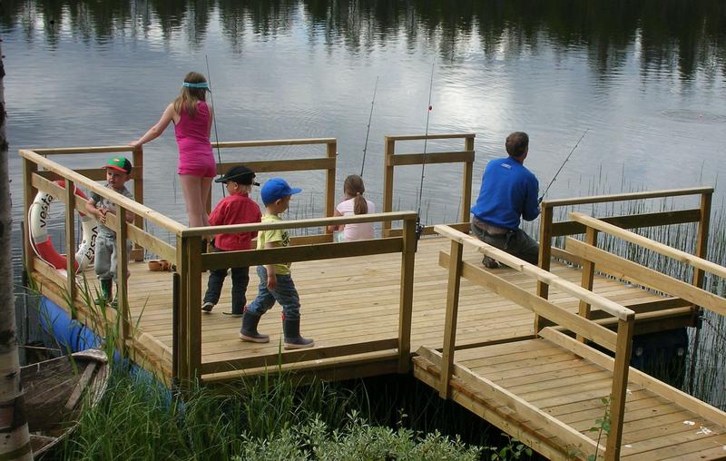 barn og voksne som fisker fra Fiskebrygga