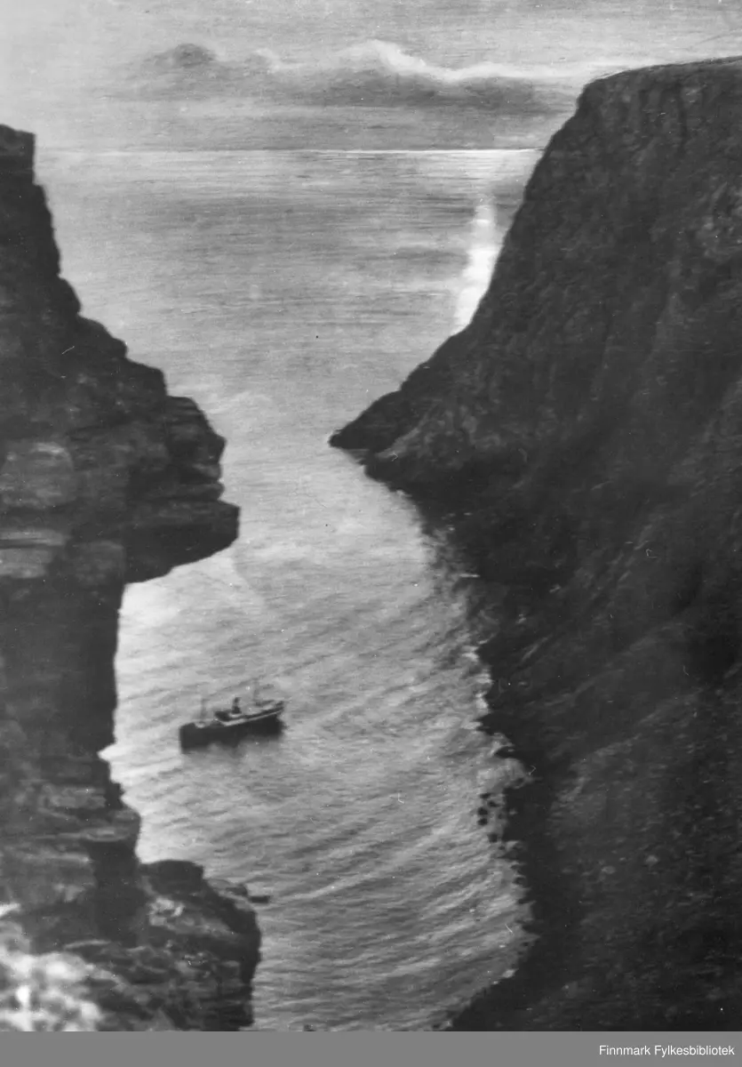 Hurtigruta utenfor Hornviken ved Nordkapp.